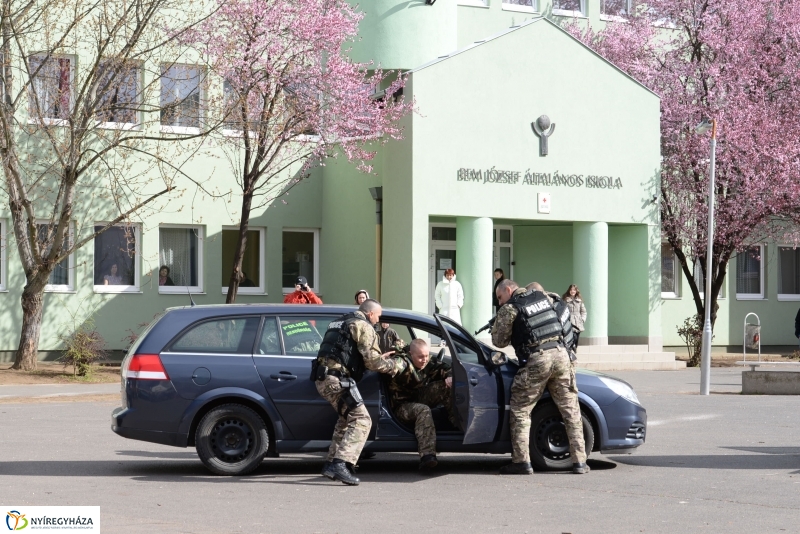 Kommandós bemutató a Bem József Általános Iskolában
