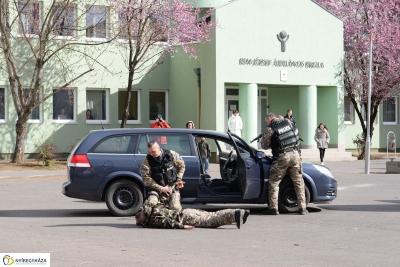 Kommandós bemutató a Bem József Általános Iskolában