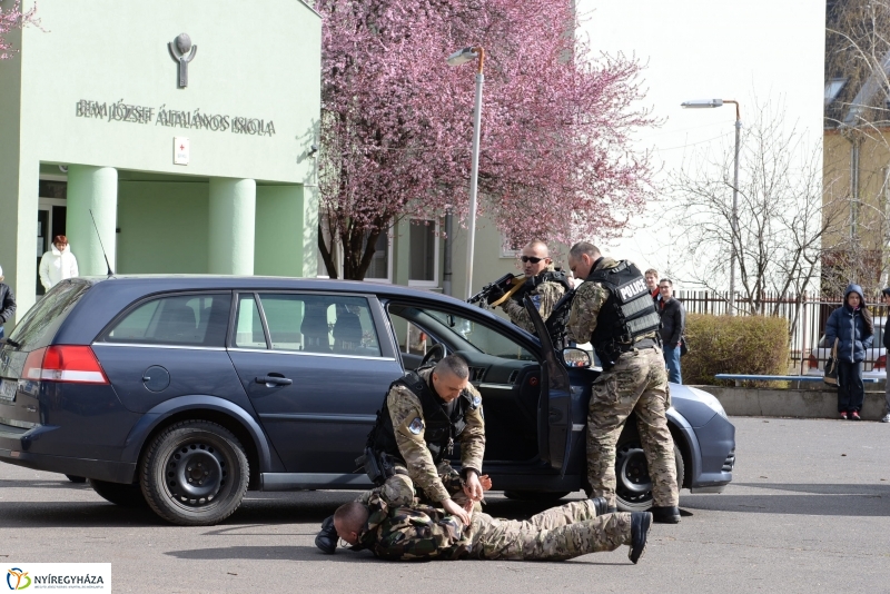 Kommandós bemutató a Bem József Általános Iskolában