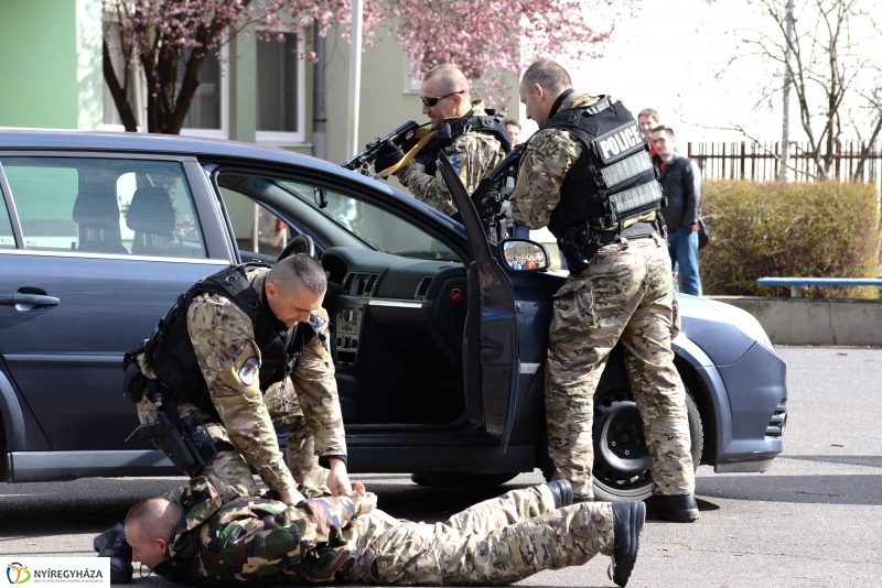 Kommandós bemutató a Bem József Általános Iskolában