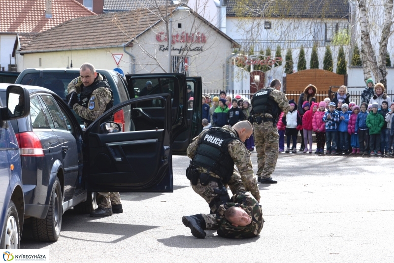 Kommandós bemutató a Bem József Általános Iskolában