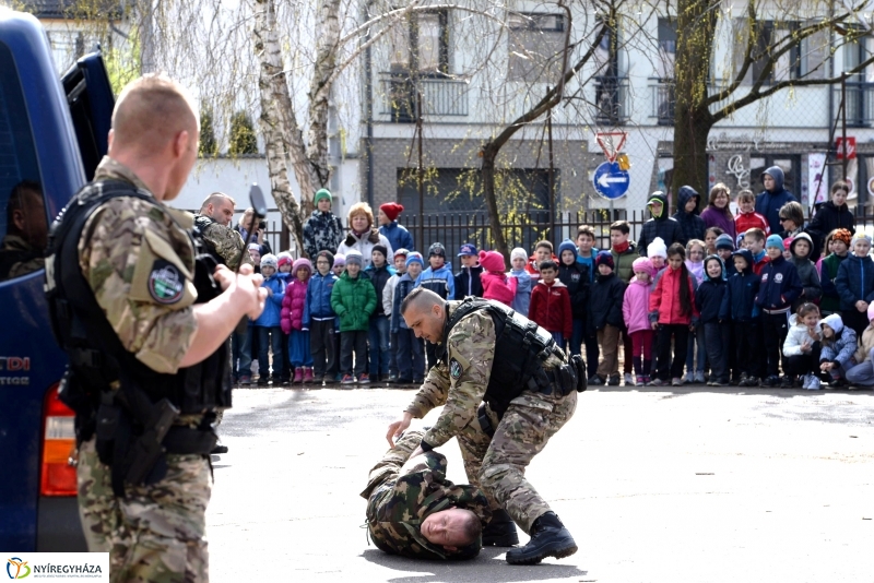 Kommandós bemutató a Bem József Általános Iskolában