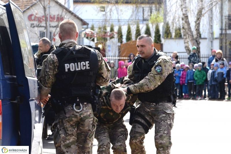 Kommandós bemutató a Bem József Általános Iskolában