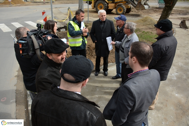 Jó ütemben halad a körforgalom építése az Arany J. utcán