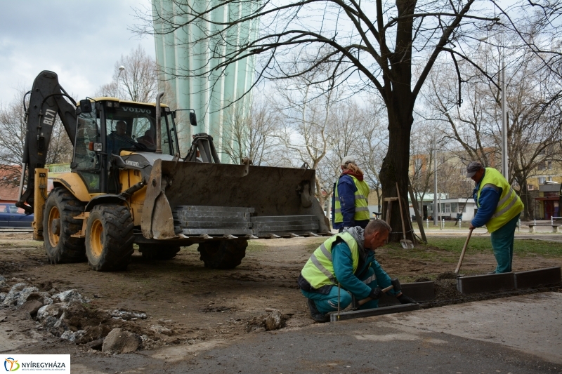 Jó ütemben halad a körforgalom építése az Arany J. utcán