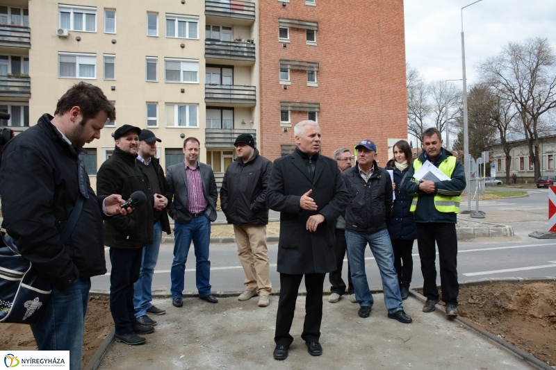 Jó ütemben halad a körforgalom építése az Arany J. utcán