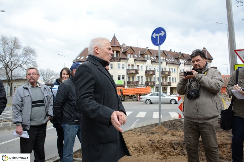 Jó ütemben halad a körforgalom építése az Arany J. utcán