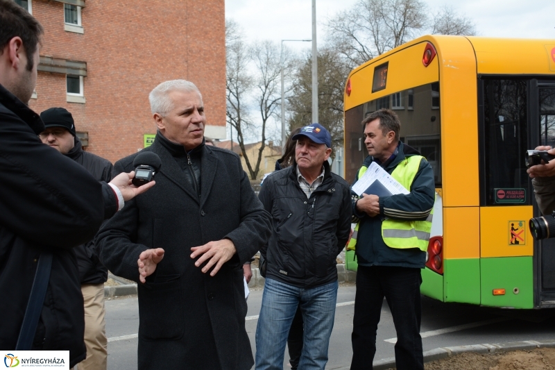Jó ütemben halad a körforgalom építése az Arany J. utcán