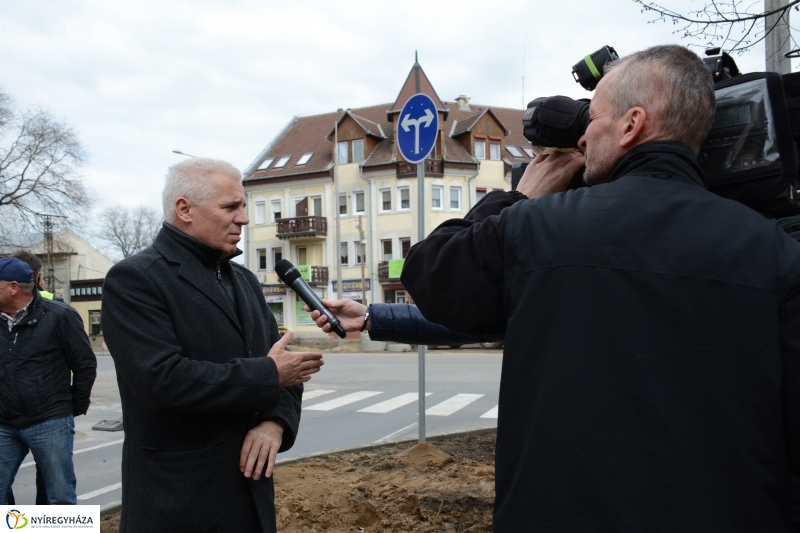 Jó ütemben halad a körforgalom építése az Arany J. utcán