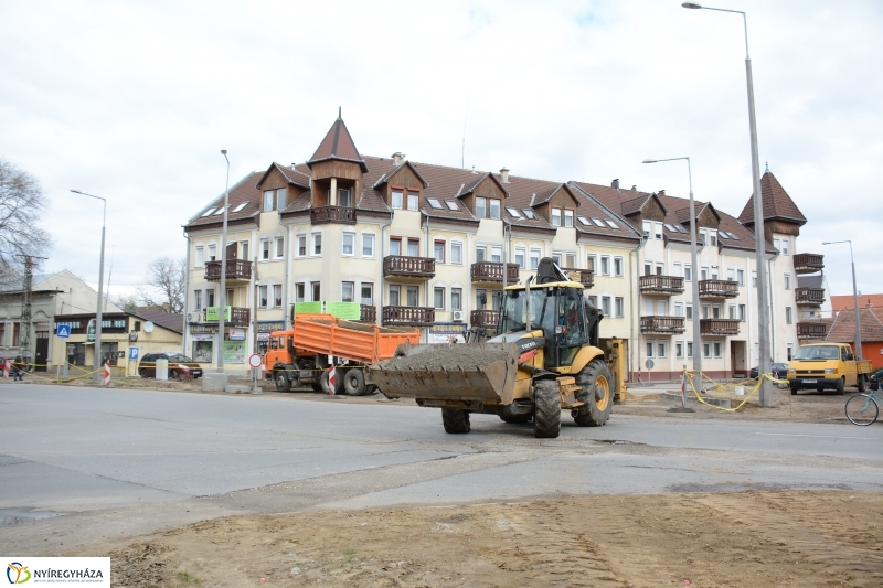 Jó ütemben halad a körforgalom építése az Arany J. utcán