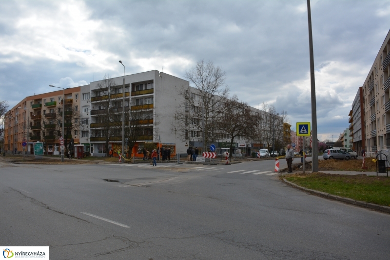 Jó ütemben halad a körforgalom építése az Arany J. utcán