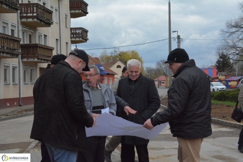 Jó ütemben halad a körforgalom építése az Arany J. utcán