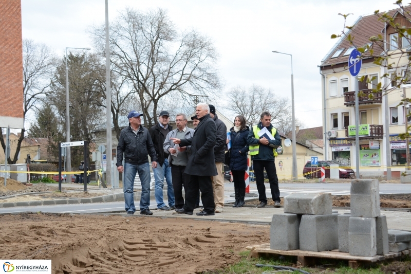 Jó ütemben halad a körforgalom építése az Arany J. utcán