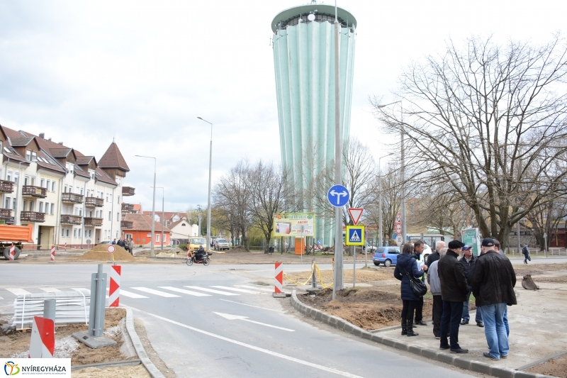 Jó ütemben halad a körforgalom építése az Arany J. utcán