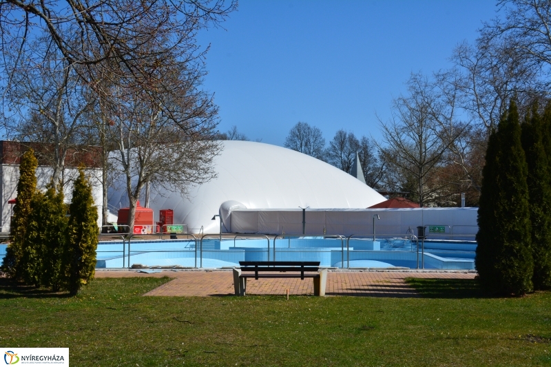 Elbontják a sátrat az 50 méteres medencéről a Sóstói Strandon