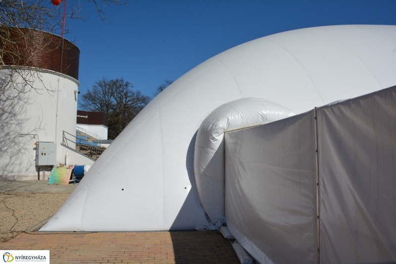 Elbontják a sátrat az 50 méteres medencéről a Sóstói Strandon