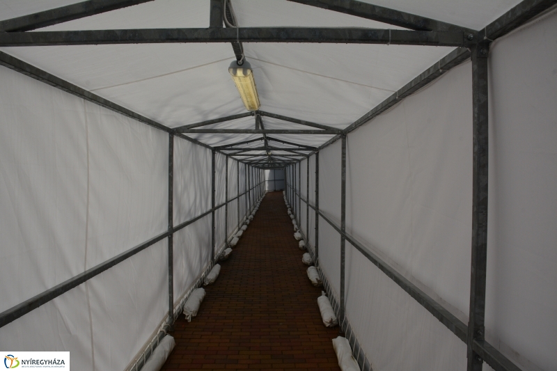 Elbontják a sátrat az 50 méteres medencéről a Sóstói Strandon