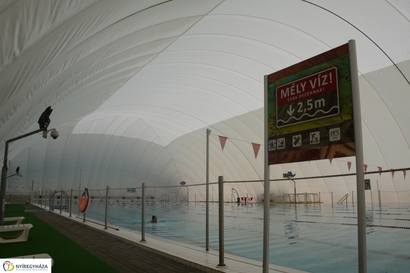 Elbontják a sátrat az 50 méteres medencéről a Sóstói Strandon