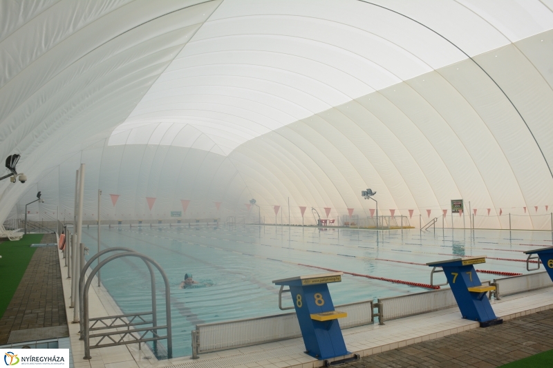 Elbontják a sátrat az 50 méteres medencéről a Sóstói Strandon
