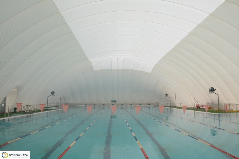 Elbontják a sátrat az 50 méteres medencéről a Sóstói Strandon