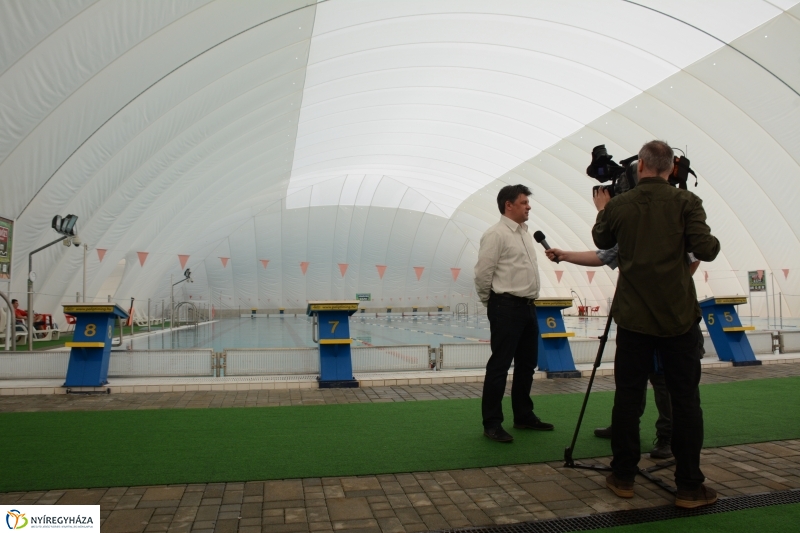 Elbontják a sátrat az 50 méteres medencéről a Sóstói Strandon