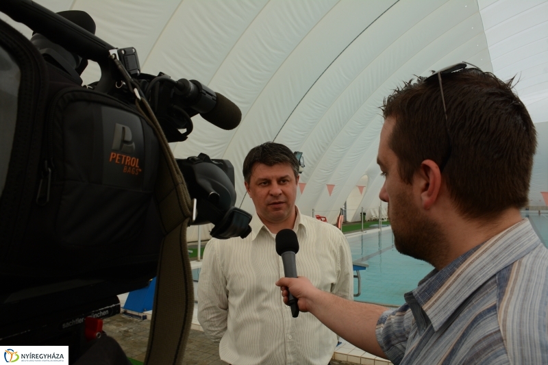 Elbontják a sátrat az 50 méteres medencéről a Sóstói Strandon