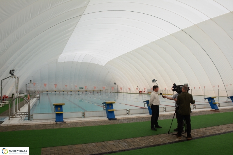 Elbontják a sátrat az 50 méteres medencéről a Sóstói Strandon