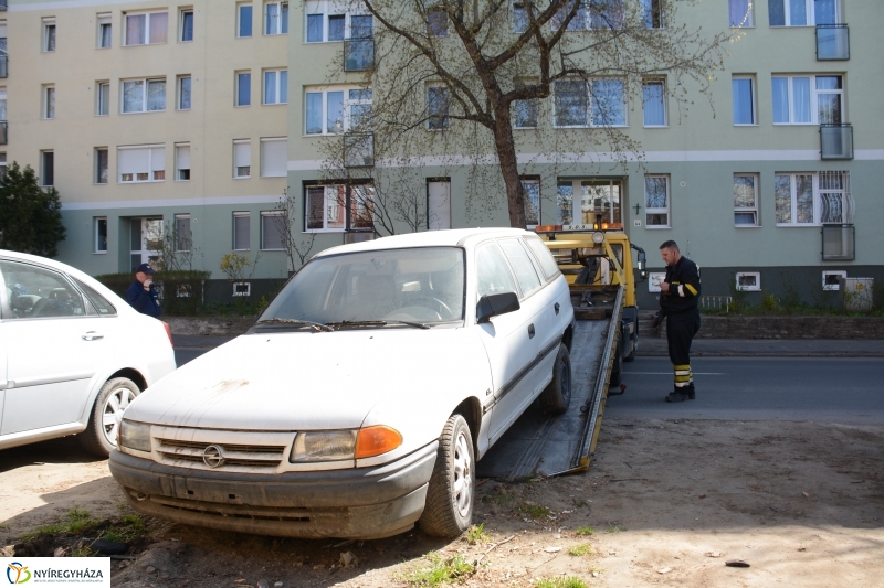 Elhagyott járművet szállítottak el a Szarvas utcán