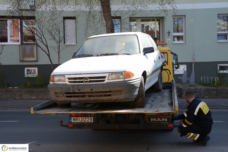 Elhagyott járművet szállítottak el a Szarvas utcán