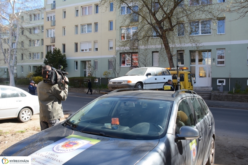 Elhagyott járművet szállítottak el a Szarvas utcán