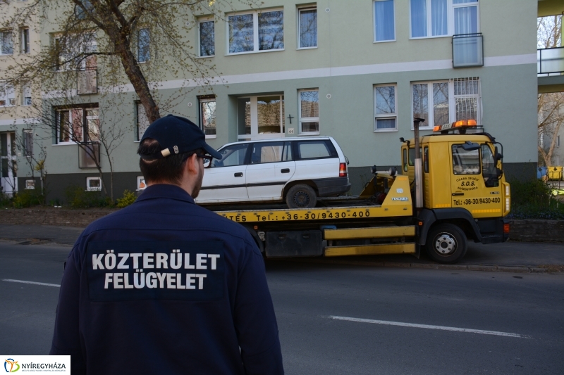 Elhagyott járművet szállítottak el a Szarvas utcán