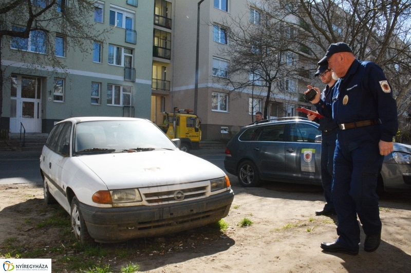 Elhagyott járművet szállítottak el a Szarvas utcán