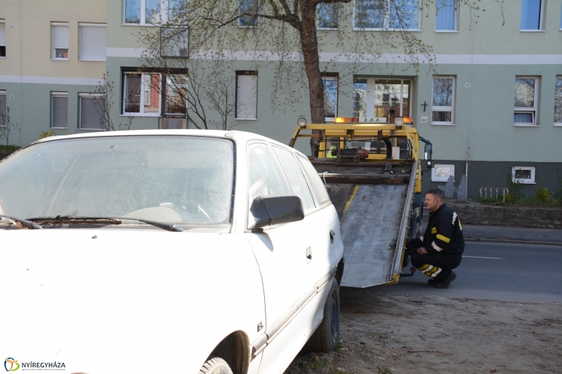 Elhagyott járművet szállítottak el a Szarvas utcán