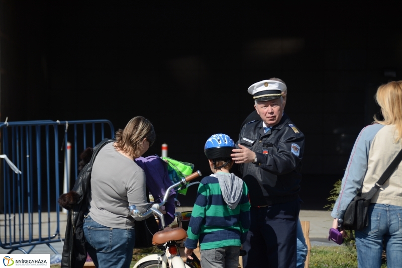 Közlekedésbiztonsági nap a NyírPláza parkolóban