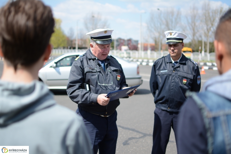 Közlekedésbiztonsági vetélkedő középiskolásoknak