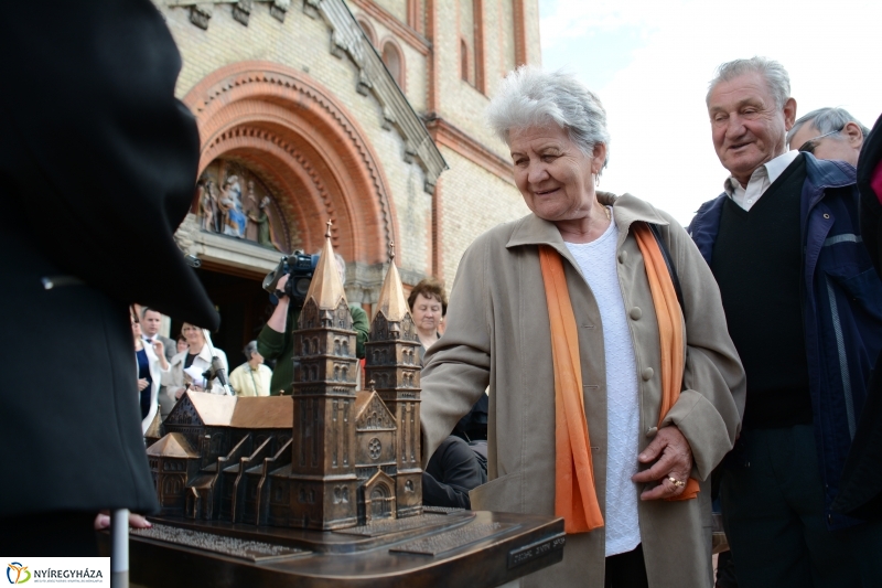 Dombormű avatás a Római Katolikus Templom előtt