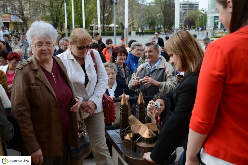 Dombormű avatás a Római Katolikus Templom előtt