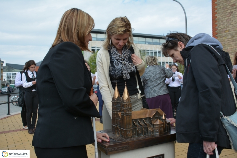 Dombormű avatás a Római Katolikus Templom előtt