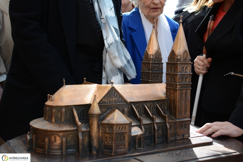 Dombormű avatás a Római Katolikus Templom előtt