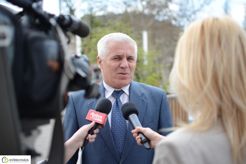 Dombormű avatás a Római Katolikus Templom előtt