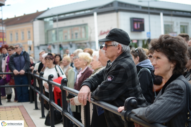 Dombormű avatás a Római Katolikus Templom előtt