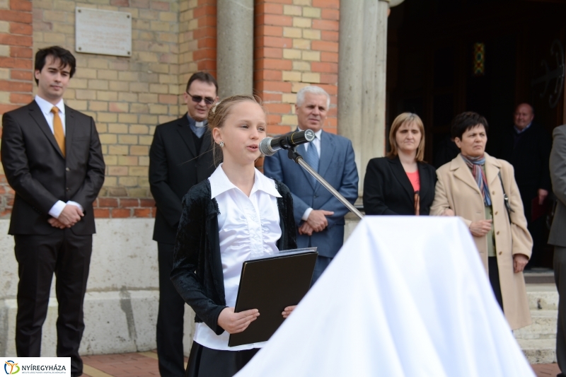 Dombormű avatás a Római Katolikus Templom előtt