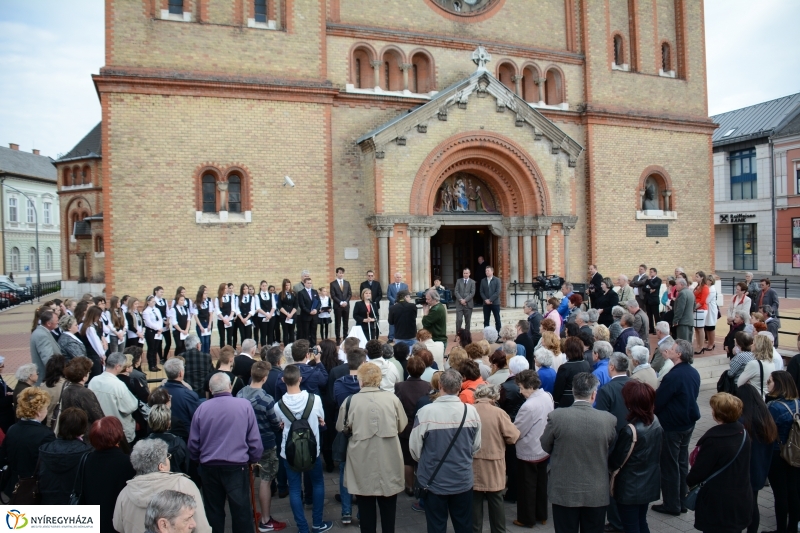 Dombormű avatás a Római Katolikus Templom előtt