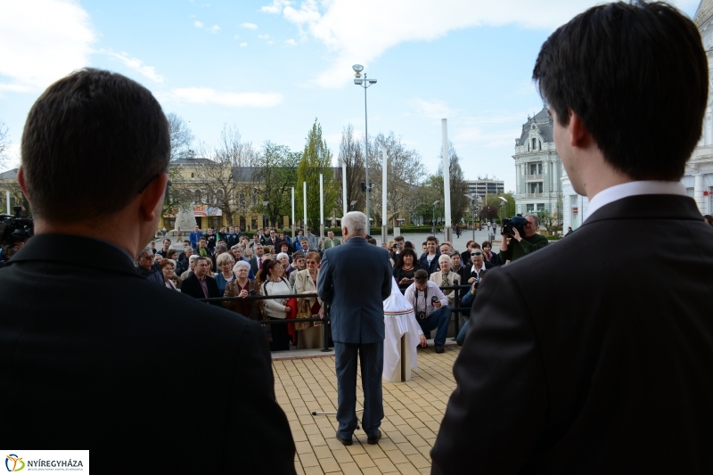 Dombormű avatás a Római Katolikus Templom előtt