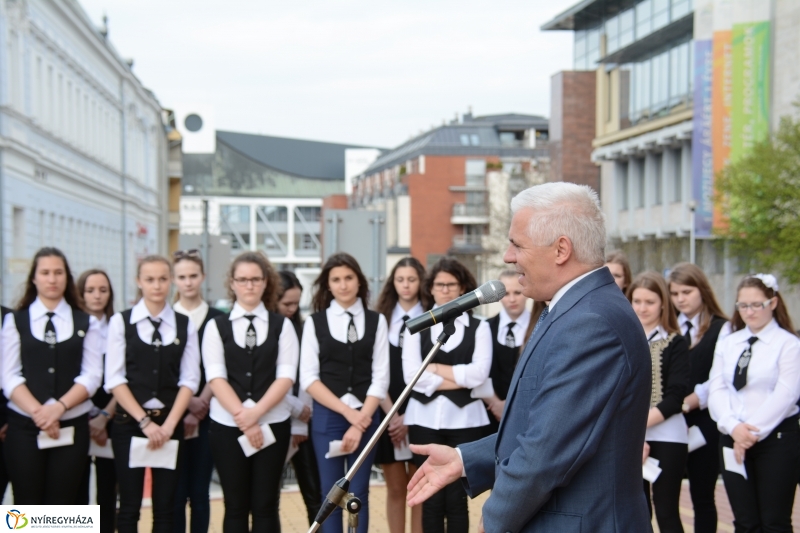 Dombormű avatás a Római Katolikus Templom előtt