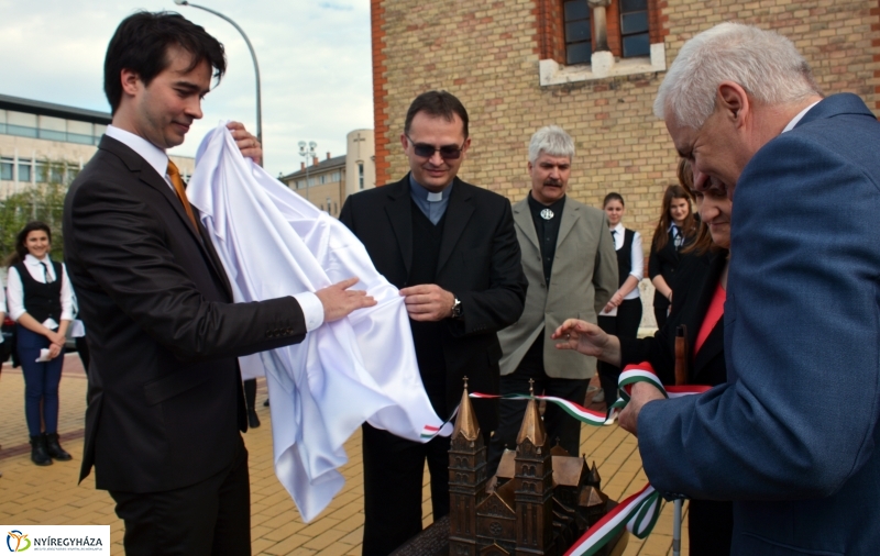 Dombormű avatás a Római Katolikus Templom előtt