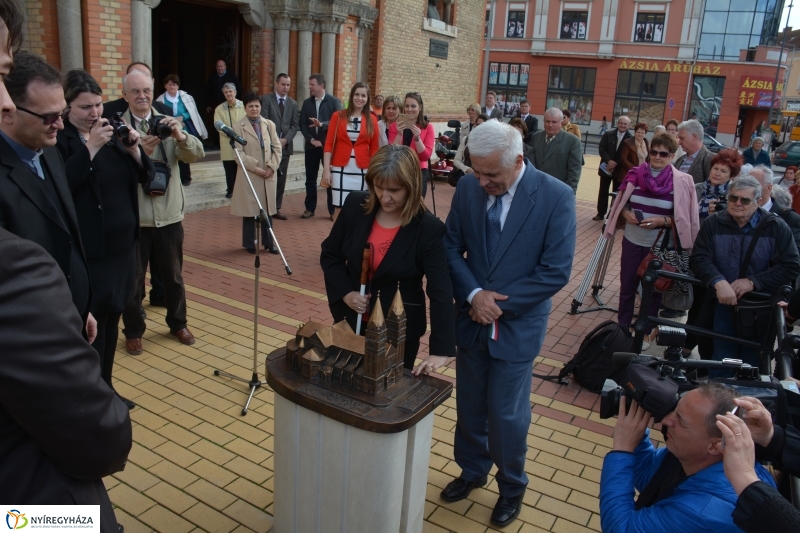Dombormű avatás a Római Katolikus Templom előtt