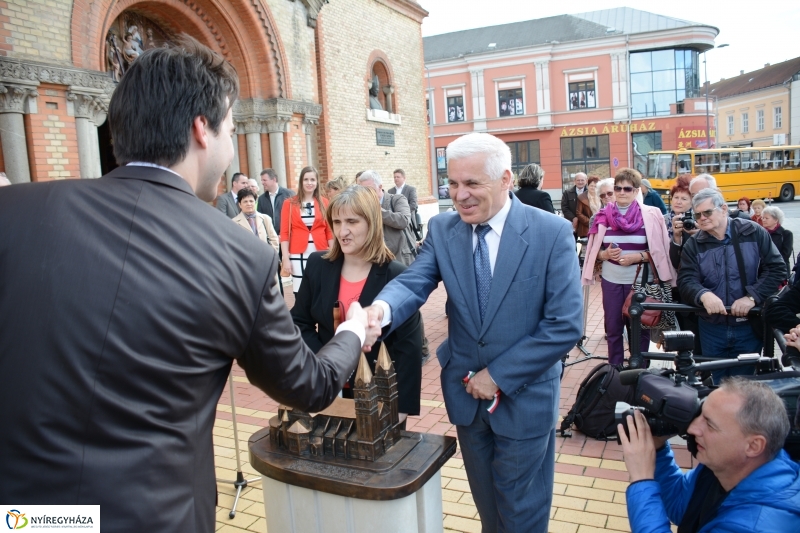 Dombormű avatás a Római Katolikus Templom előtt
