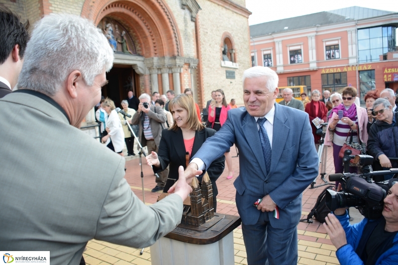 Dombormű avatás a Római Katolikus Templom előtt