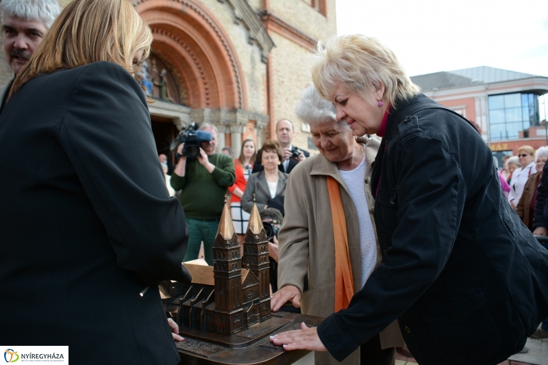 Dombormű avatás a Római Katolikus Templom előtt